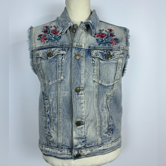 Forever 21 Jackets & Blazers - Forever 21
Jean Vest